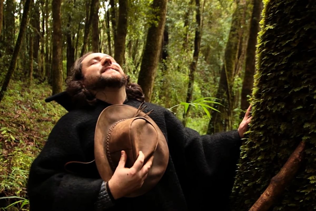 «Esencia»: Juanjo Montecinos reafirma el cuidado por la naturaleza milenaria en nuevo videoclip